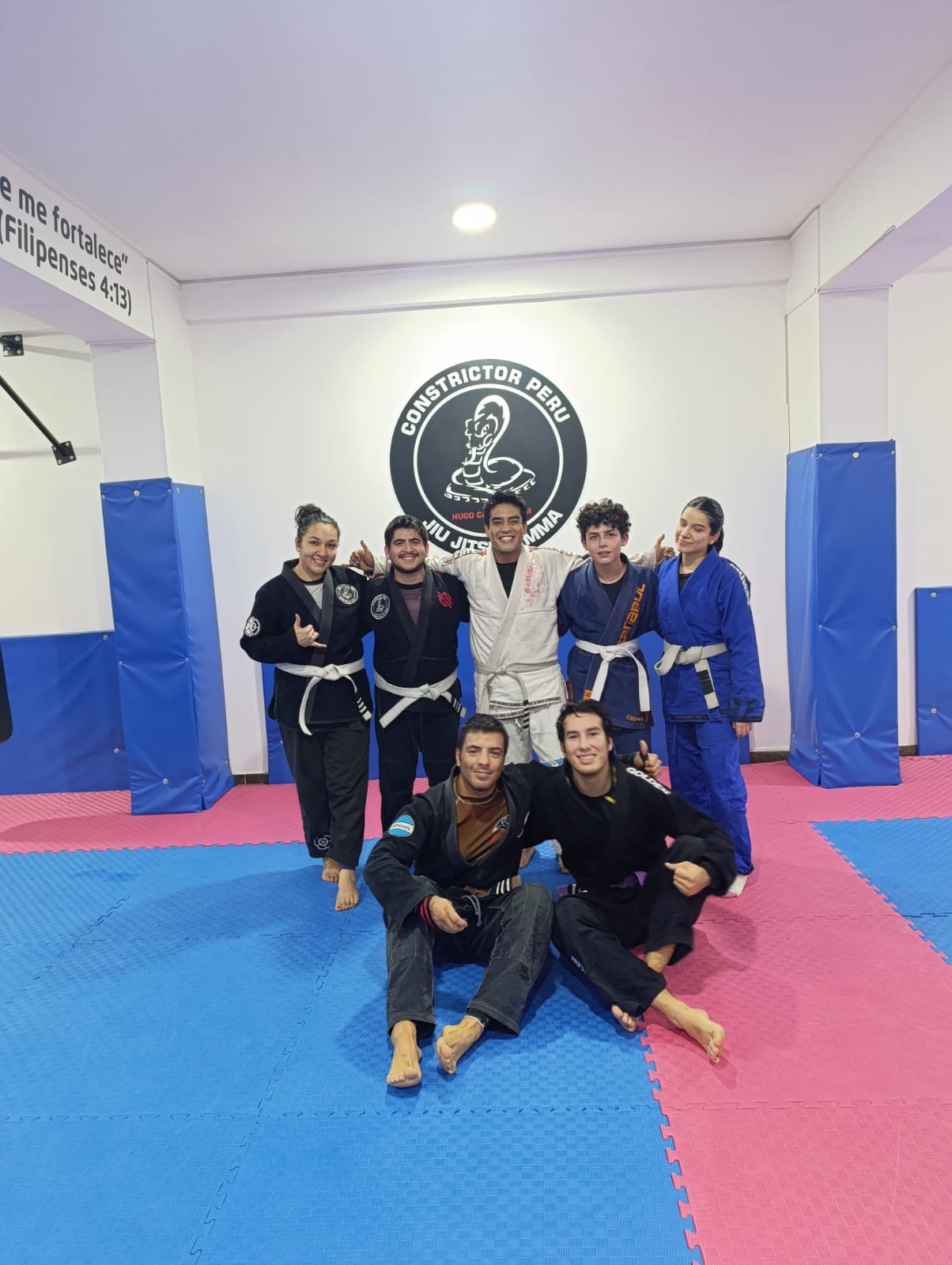 Alumnos jóvenes reunidos después del entrenamiento