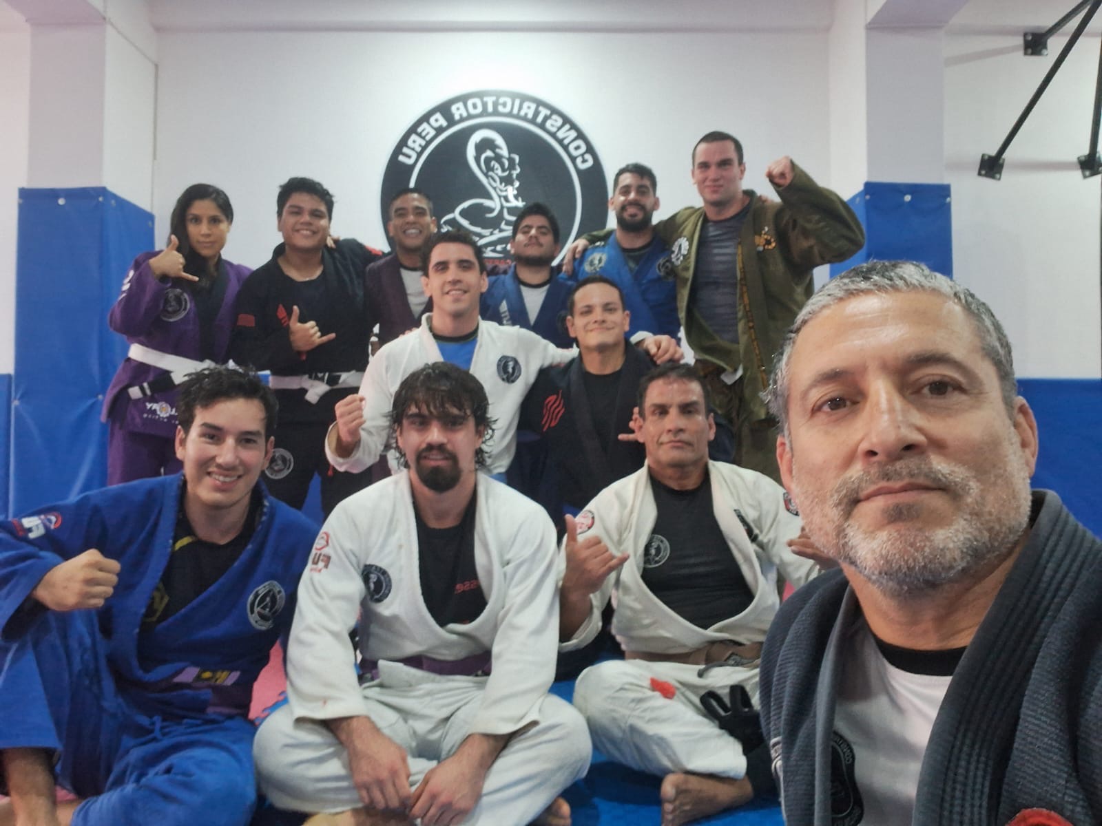 Comunidad de Constrictor Perú reunida en el tatami